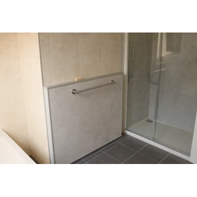 Wanne raus, Dusche rein: Ablauf, Kosten und Duschen ohne Fliesenarbeiten - Wanne raus, Dusche rein: Ablauf &amp; Kosten | Seniorbad.de