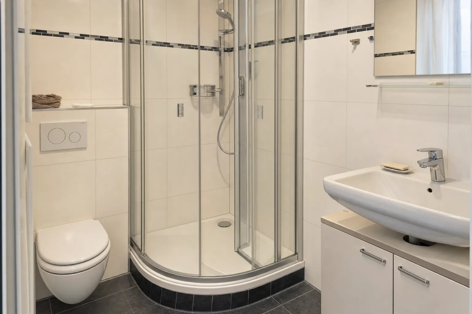 Kompaktes Bad mit Eckdusche, schmalem Waschtisch und WC auf wenigen Quadratmetern (computergeneriertes Symbolbild)
