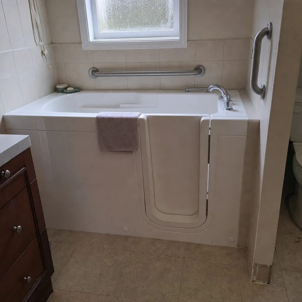 Sitzbadewanne mit seitlicher Tür in einem Badezimmer, Tür geschlossen, Handtuch über dem Wannenrand (computergeneriertes Symbolbild)