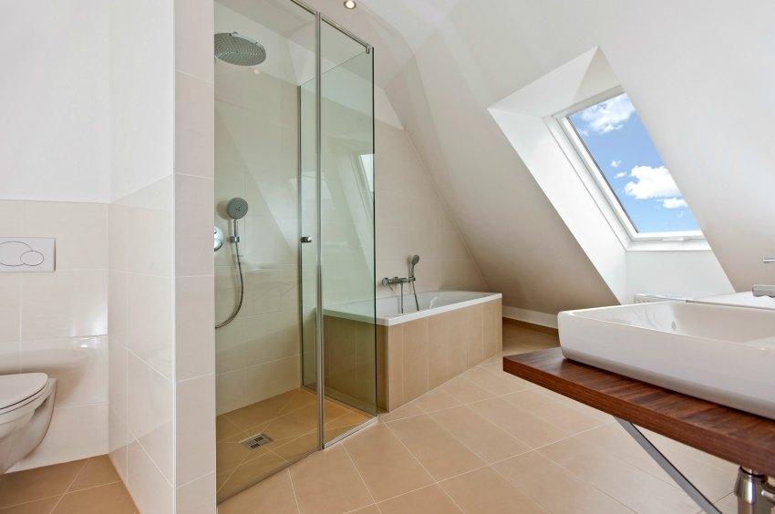 Badezimmer mit Dachschräge