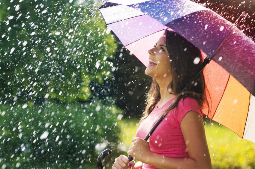 Frau im Sommerregen Spaß im Regen