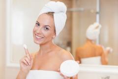 Junge Frau im Badezimmer