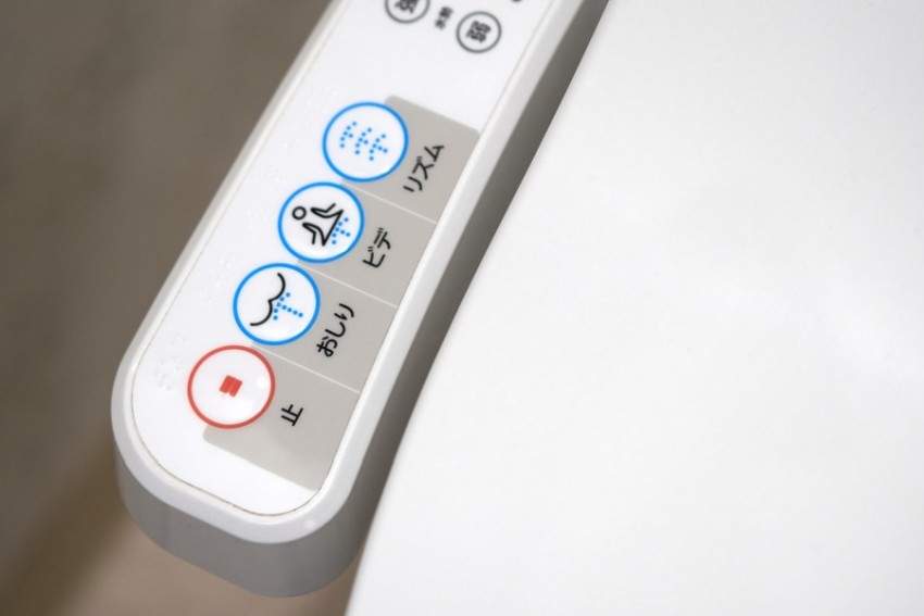 Bedienelement einer smarten, japanischen Toilette.